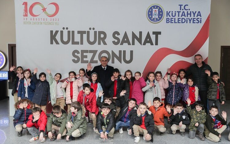 Alim Işık çocuklarla tiyatro izledi