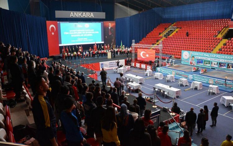 Nevşehirli milli halterci kürsü yaptı