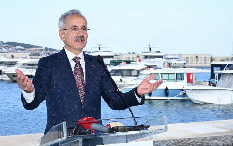 İzmir Yeni Foça Yat Limanı hizmete açıldı