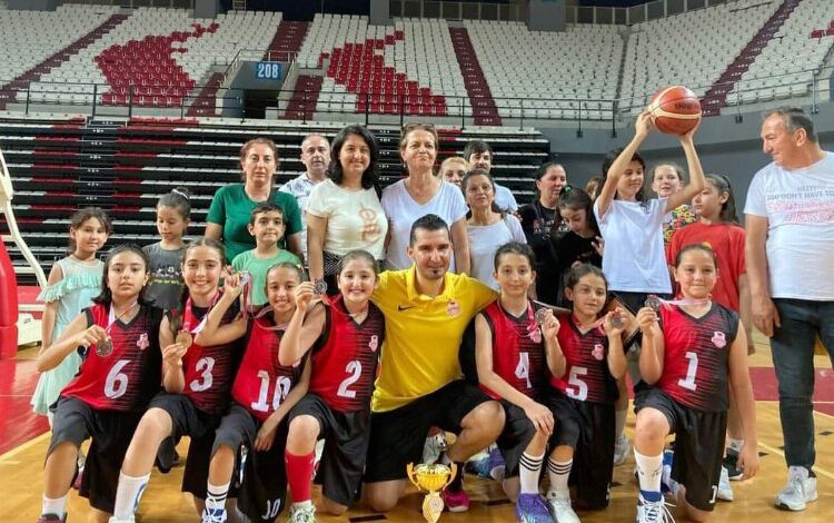 Antalya’da küçük basketbolcular lig ikincisi Antalya’da küçük basketbolcular lig ikincisi