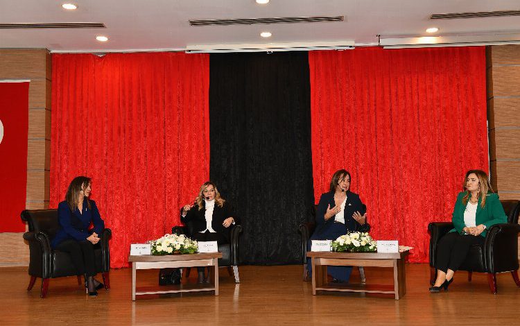 İzmir Çiğli’de ‘kadının siyasetteki yeri’ konuşuldu