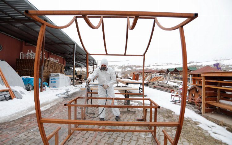 Nevşehir Belediyesi kent mobilyalarını atölyelerinde üretiyor Nevşehir Belediyesi kent mobilyalarını atölyelerinde üretiyor