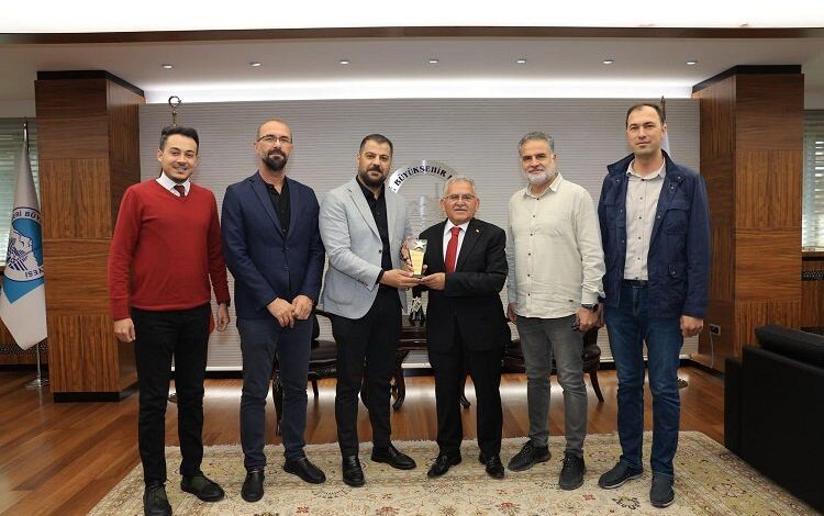 KAYMOS yönetiminden Büyükkılıç’a plaket