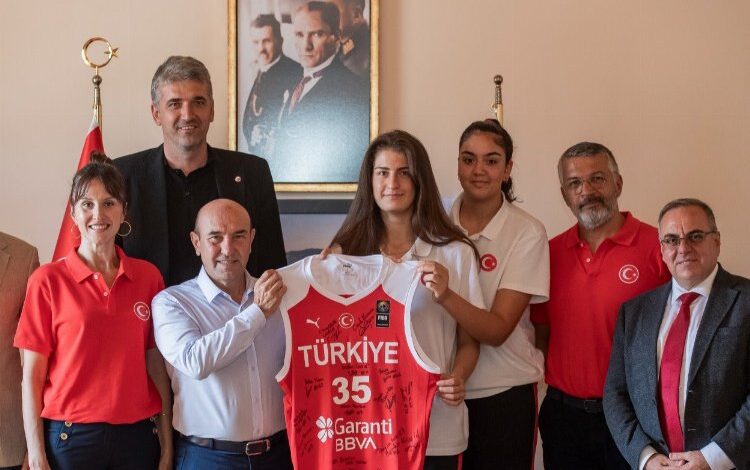 Milli takım oyuncularından Başkan Soyer’e kupa sözü Milli takım oyuncularından Başkan Soyer’e kupa sözü