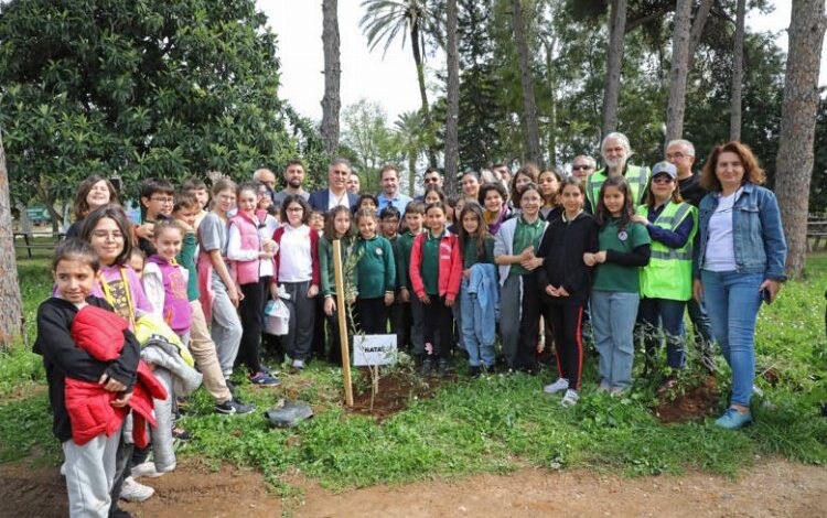 Depremzedeler için fidan diktiler Depremzedeler için fidan diktiler