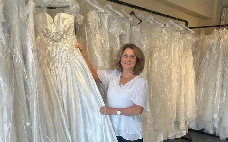 Hatay Büyükşehir’den genç çiftlere gelinlik desteği