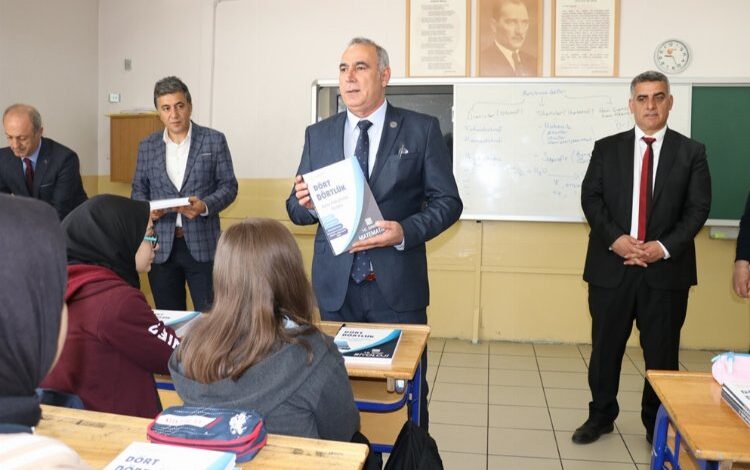 MEB’in yardımcı kaynak kitapları Bingöl’de dağıtıldı