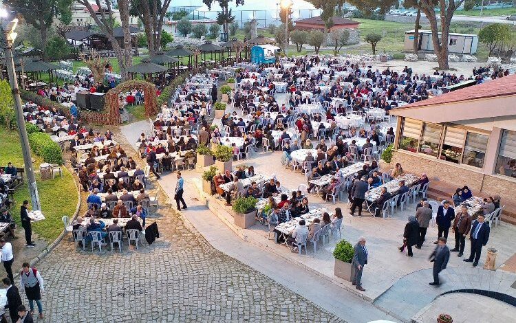 Bergama’da 2 bin kişi ile iftar sofrası Bergama’da 2 bin kişi ile iftar sofrası