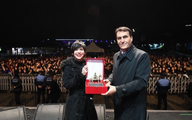 Aydilge şarkıları ve enerjisi ile Bursa’yı salladı Aydilge şarkıları ve enerjisi ile Bursa’yı salladı