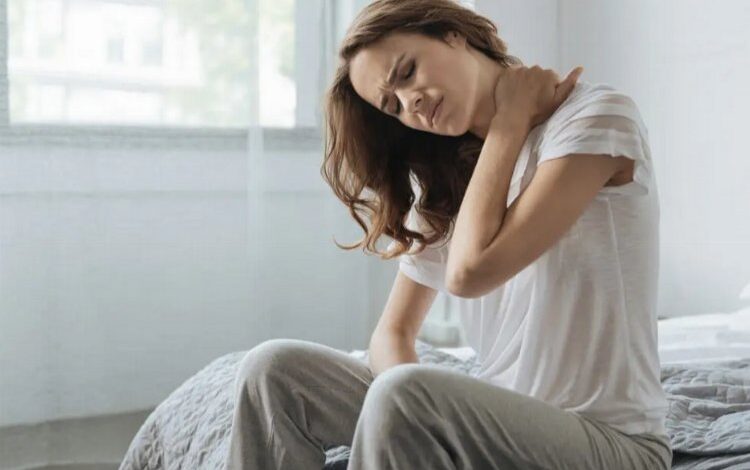 Yan yatanlarda boyun, sırt ve bel ağrıları daha az görülüyor Yan yatanlarda boyun, sırt ve bel ağrıları daha az görülüyor