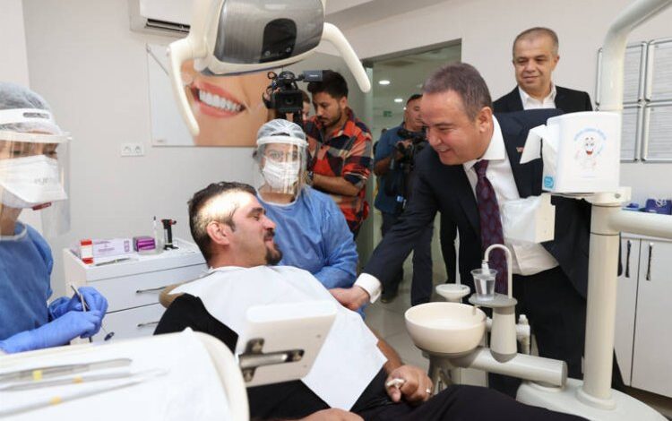 Başkan Böcek, büyükşehir sağlık merkezini ziyaret etti