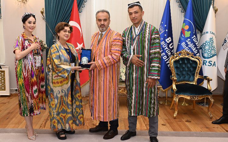 ‘Altın Karagöz’ ekiplerinden Başkan Aktaş’a ziyaret ‘Altın Karagöz’ ekiplerinden Başkan Aktaş’a ziyaret