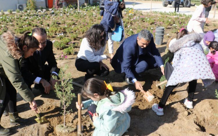 Manisa’nın minik elleri fidan dikti Manisa’nın minik elleri fidan dikti