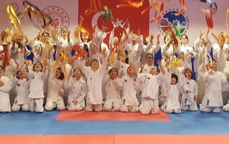 Sakarya Büyükşehir karatecileri kuşak atladı Sakarya Büyükşehir karatecileri kuşak atladı