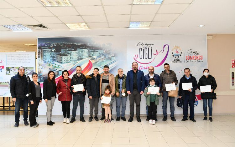 İzmir Çiğlili babalar sertifikalarını aldı İzmir Çiğlili babalar sertifikalarını aldı