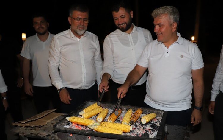 Milletvekili Canbey’den gençlere mısır kebap