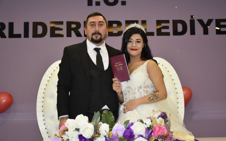 İzmir Narlıdere’de 7 çift dünyaevine girdi İzmir Narlıdere’de 7 çift dünyaevine girdi