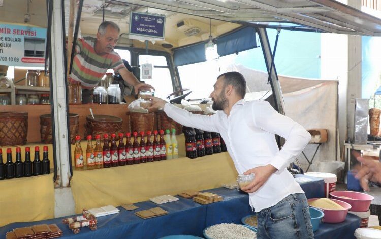 Kocaeli’den esnaf ve vatandaşa aşure ikramı