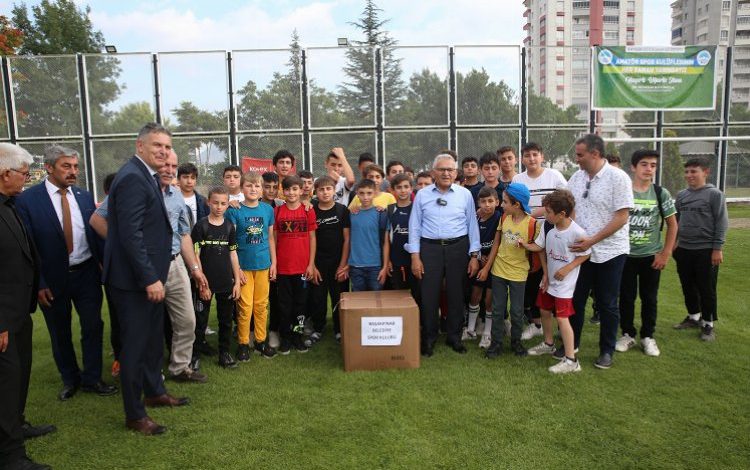 Memduh Büyükkılıç’tan amatör kulüplere destek