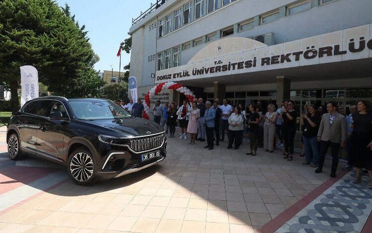Dokuz Eylül’e ‘Oltu Siyahı’ Togg yakıştı Dokuz Eylül’e ‘Oltu Siyahı’ Togg yakıştı