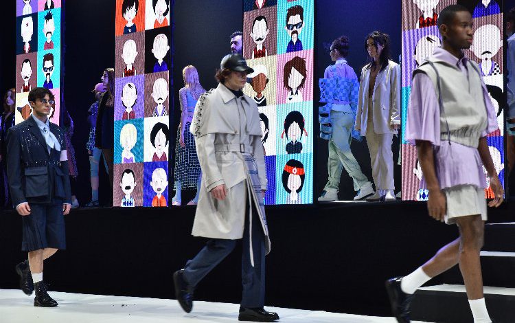 Temassız tasarımlara görkemli defile Temassız tasarımlara görkemli defile