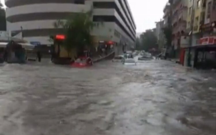 Ankara’yı sel aldı! Araçlar suya gömüldü! Ankara’yı sel aldı! Araçlar suya gömüldü!