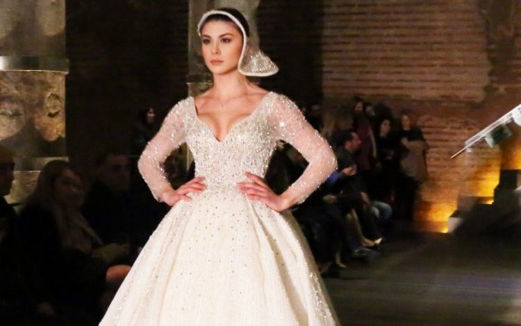Taçlı güzeller İstanbul’da Bridal defilesinde