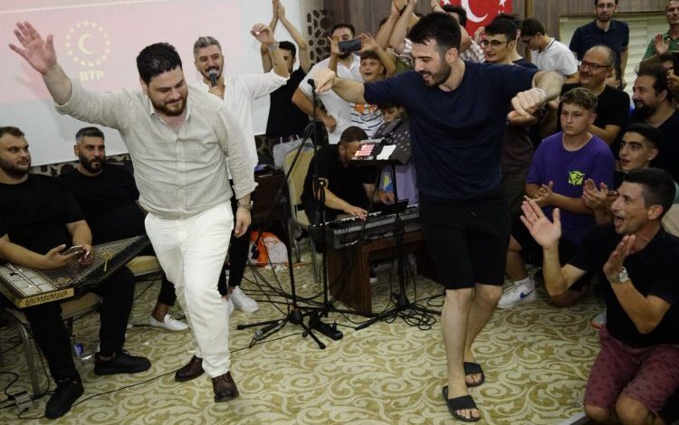BTP lideri Hüseyin Baş gençlerle şarkı söyledi