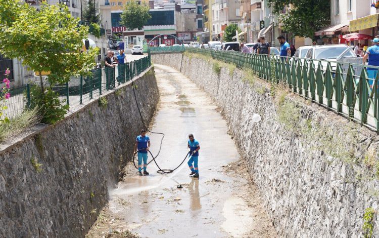 Bursa Yıldırım’da ‘Selçukbey Kanalı’na temizlik Bursa Yıldırım’da ‘Selçukbey Kanalı’na temizlik