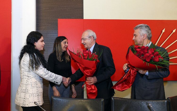 Kılıçdaroğlu parti personeliyle vedalaştı Kılıçdaroğlu parti personeliyle vedalaştı