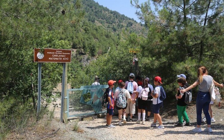 Çocuklar çakılarası matematik köyünde