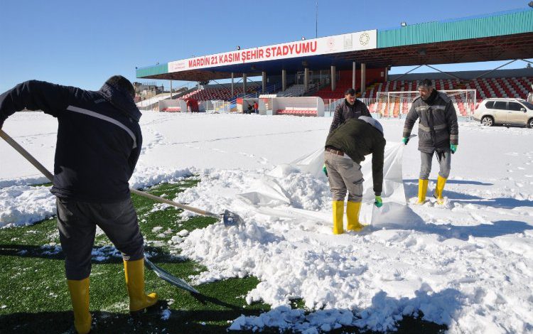 Mardin Stadı Ağrı maçı için kardan temizleniyor Mardin Stadı Ağrı maçı için kardan temizleniyor