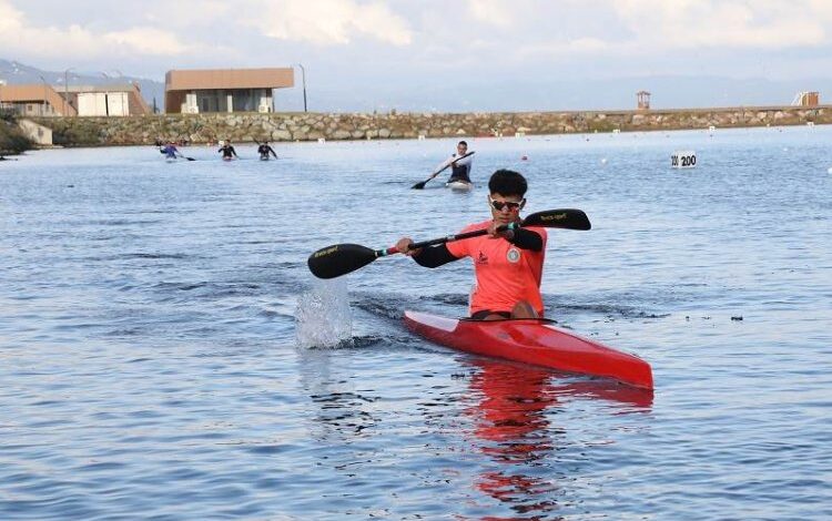 250 Kanocu şampiyonluk için kürek çekti 250 Kanocu şampiyonluk için kürek çekti