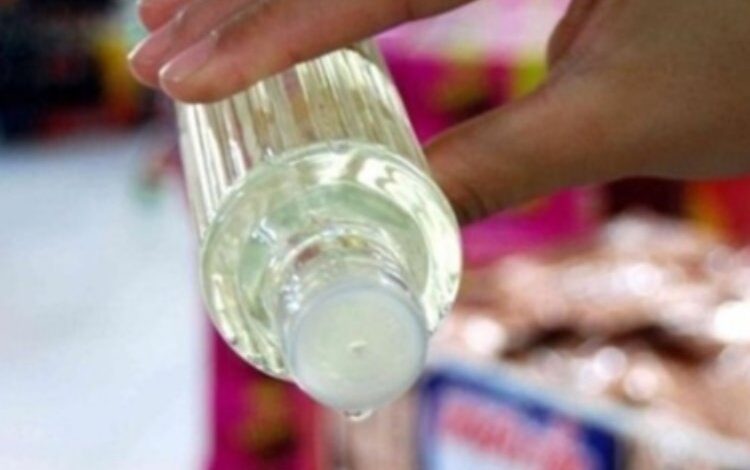 Alkol alamayınca kolonya içen kişi zehirlendi Alkol alamayınca kolonya içen kişi zehirlendi