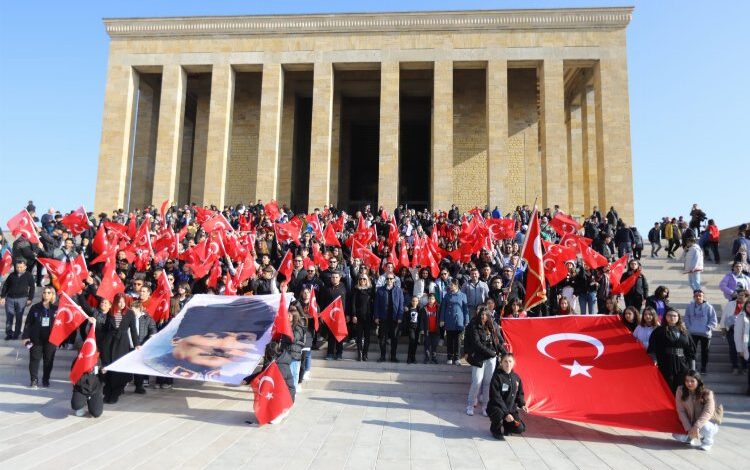 İzmir Efes Selçuklu gençler Anıtkabir’de İzmir Efes Selçuklu gençler Anıtkabir’de