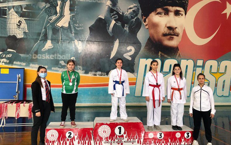 Manisalı kareteciler okul sporları müsabakalarında madalyaları topladı Manisalı kareteciler okul sporları müsabakalarında madalyaları topladı