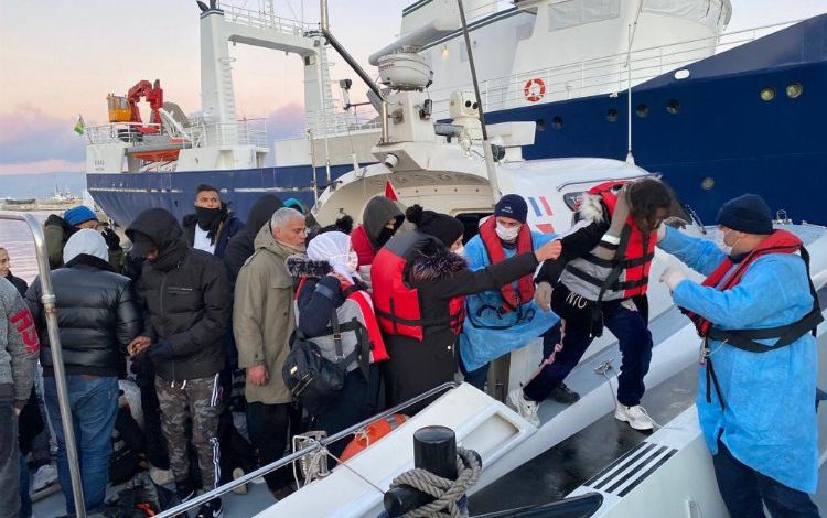 Sahil Güvenlik yılın son haftasında 584 düzensiz göçmen kurtardı Sahil Güvenlik yılın son haftasında 584 düzensiz göçmen kurtardı