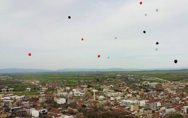 Balonlar deprem bölgesi için Bursa’dan gökyüzüne salındı