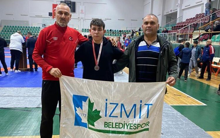 İzmitli güreşçi Cumhuriyet Kupası’nda ikinci oldu İzmitli güreşçi Cumhuriyet Kupası’nda ikinci oldu