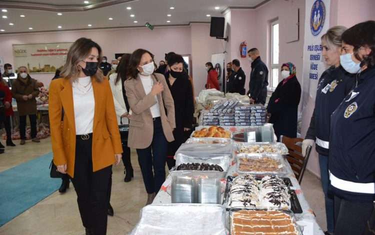Öğrenciler yararına kermes Hüdavent Hatun Türbesinde açıldı Öğrenciler yararına kermes Hüdavent Hatun Türbesinde açıldı