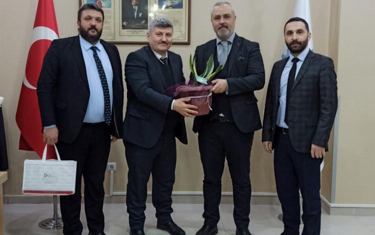 Kocaeli’nde İzmitli esnaflardan Hürriyet’e ziyaret Kocaeli’nde İzmitli esnaflardan Hürriyet’e ziyaret