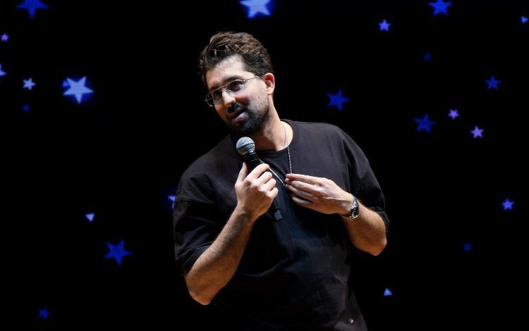 Doğu Demirkol’un stand-up gösterisi ile eğlendi