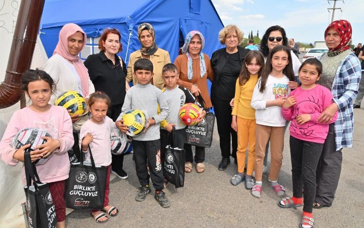 Manisa’da afet bölgesindeki çocuklara hediyeler