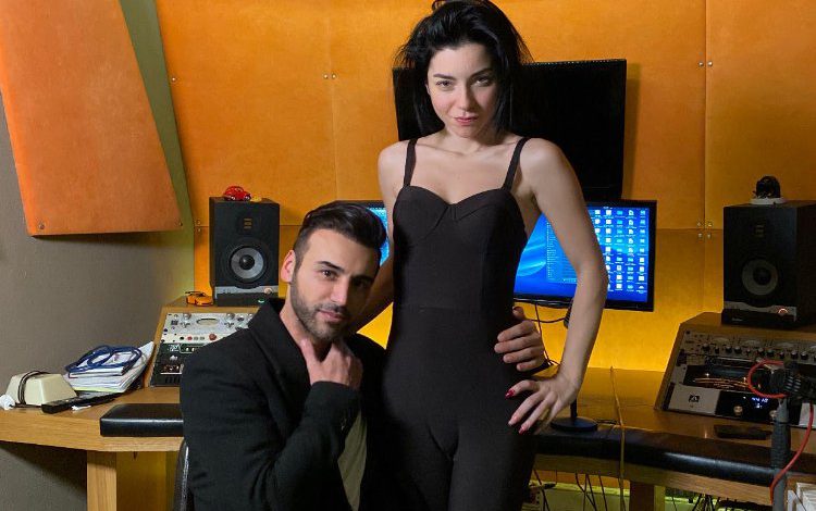 Emre Kaya’nın stüdyosuna ‘Merve’ sürprizi Emre Kaya’nın stüdyosuna ‘Merve’ sürprizi