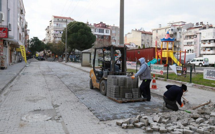 Balıkesir Edremit Belediyesi dört koldan yol yapıyor