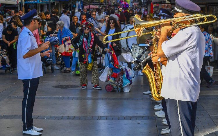 İzmir sokaklarında Cumhuriyet coşkusu İzmir sokaklarında Cumhuriyet coşkusu