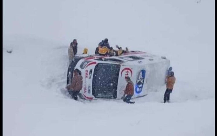 Ambulans devrildi 3 sağlıkçı yaralandı