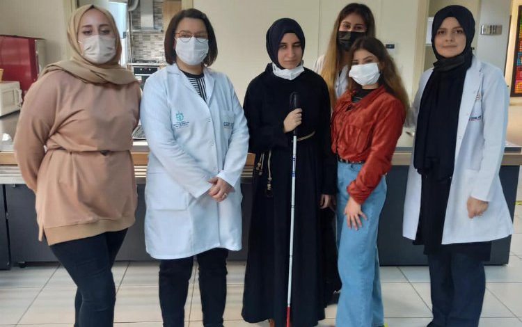 Kocaeli’nde lise ve üniversite öğrencilerinden Cemile Meriç’e ziyaret Kocaeli’nde lise ve üniversite öğrencilerinden Cemile Meriç’e ziyaret