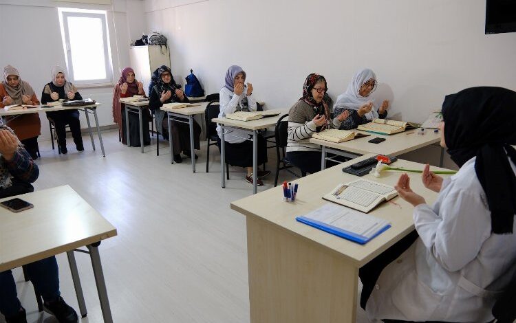 KO-MEK’te dualar depremde hayatını kaybedenler için