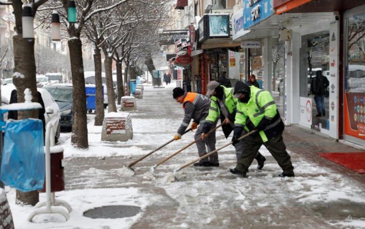 Bursa İnegöl’de kaldırımlar kar ve buzdan temizleniyor